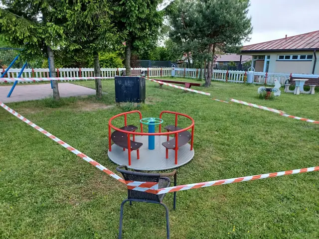 Karuzela Bol-Met zamontowana na placu zabaw przy budynku szkoły