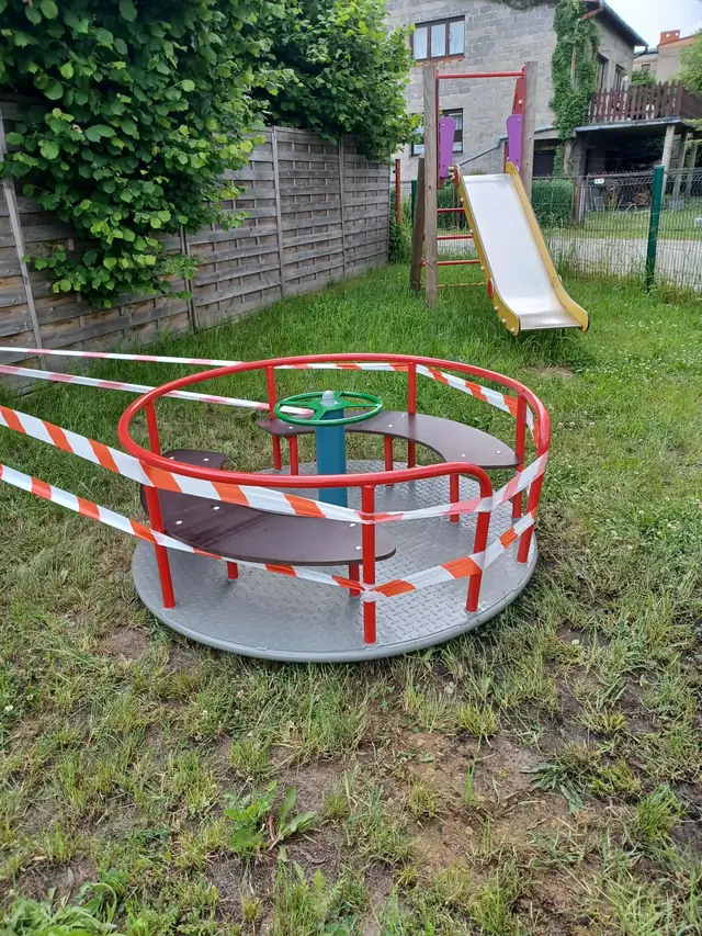 Zamontowana karuzela na placu zabaw