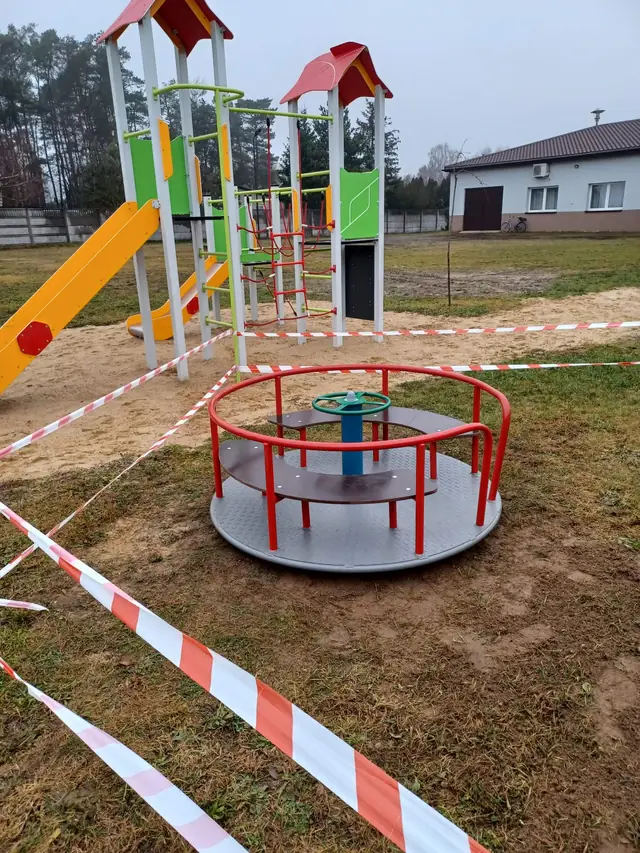 Karuzela Bol-Met na terenie zielonym