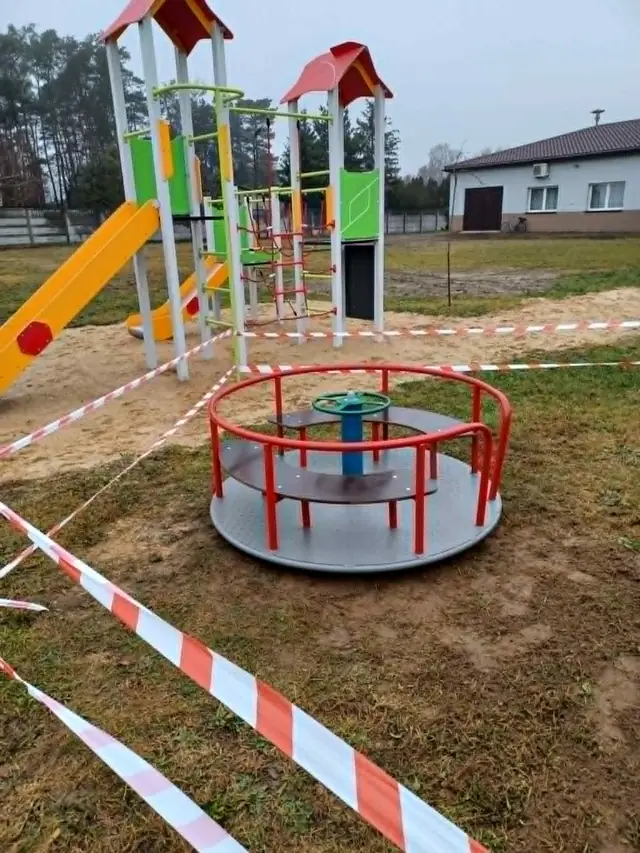 Zamontowane urządzenie na placu zabaw